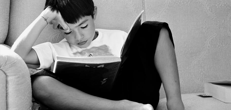 Enfant qui lit un livre