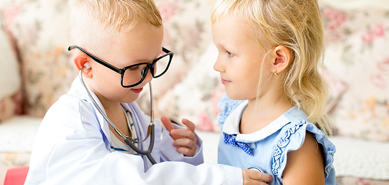 Enfant joue au médecin