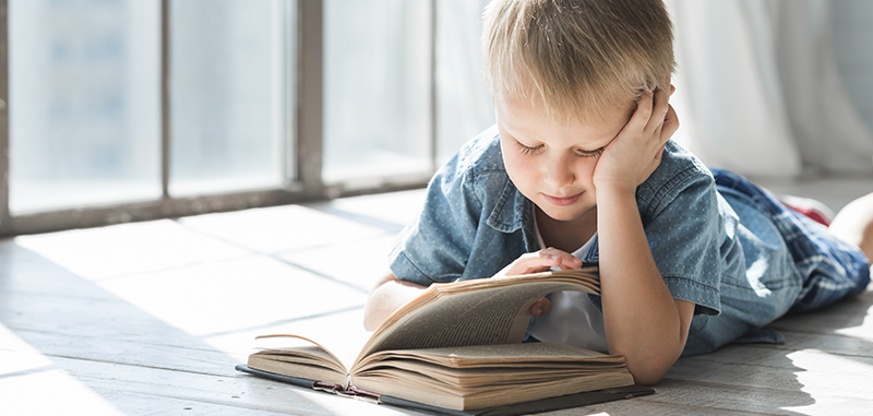 Enfant qui lit seul