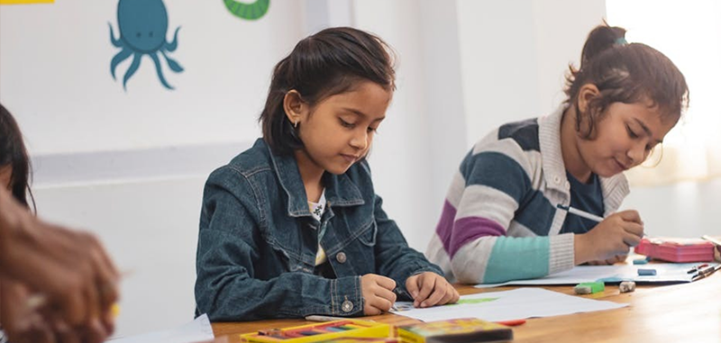 Enfants qui travaillent à l'école