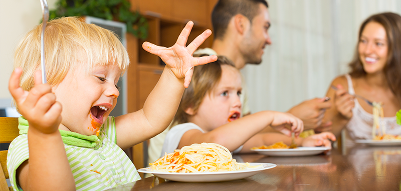 Un enfant mange des spaghettis