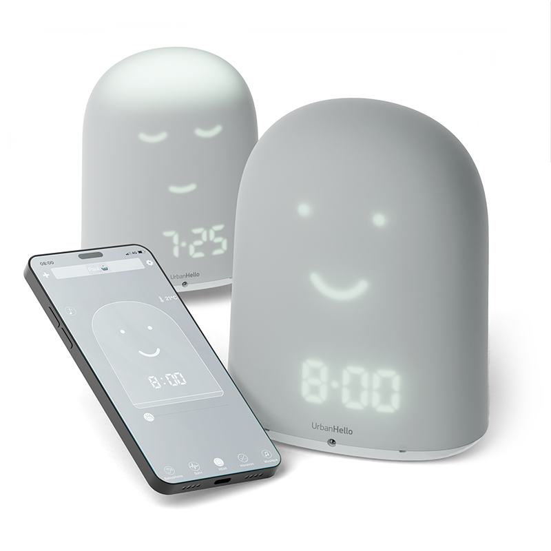 Réveil connecté REMI affichant un visage expressif, entouré d'un smartphone montrant l'application de contrôle et d'un second réveil dans une chambre d'enfant. (intègre: comment utiliser réveil enfant)
