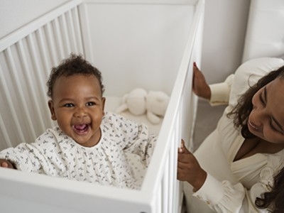 Bébé ne veut pas dormir dans son lit : que faire ?